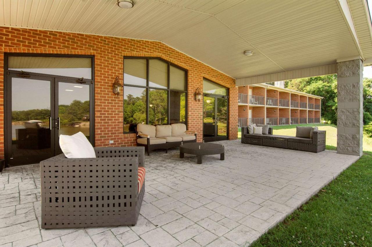 Clarion Pointe On The Lake Clarksville-South Hill West Extérieur photo
