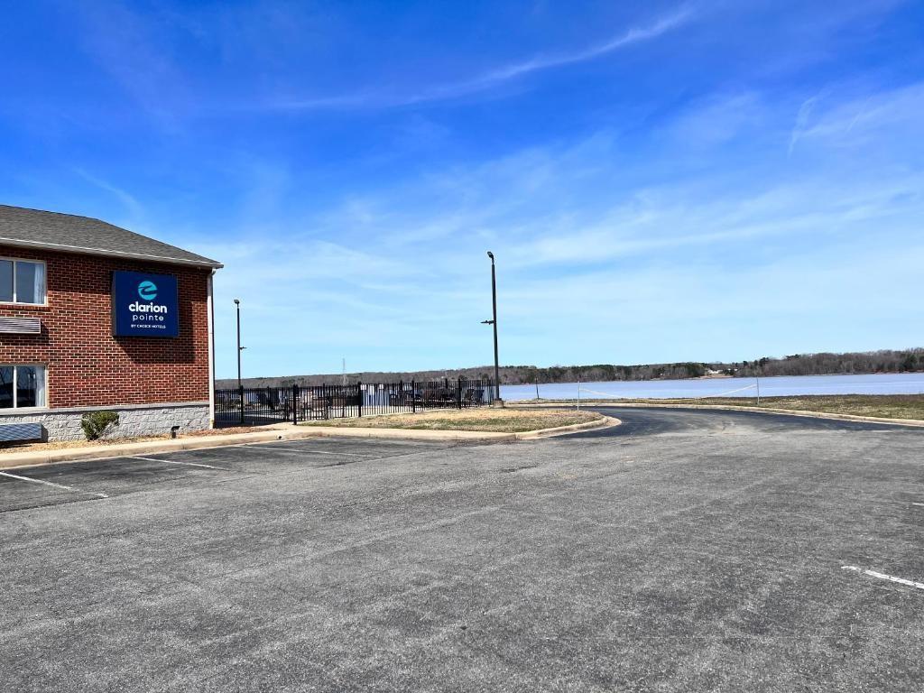 Clarion Pointe On The Lake Clarksville-South Hill West Extérieur photo